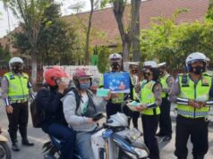 Bagikan Masker di Jalan, Begini Upaya Petugas Pamor Keris Polresta Mojokerto Terapkan Prokes