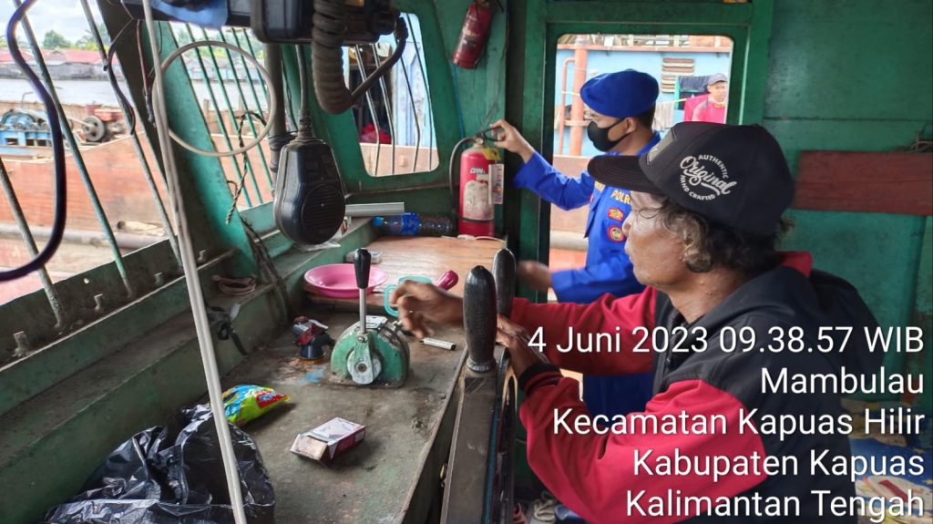 Cegah Pelanggaran Di Perairan, Personel Satpolairud Kapuas Cek Rutin Dokumen Kapal Melintas DAS Kapuas