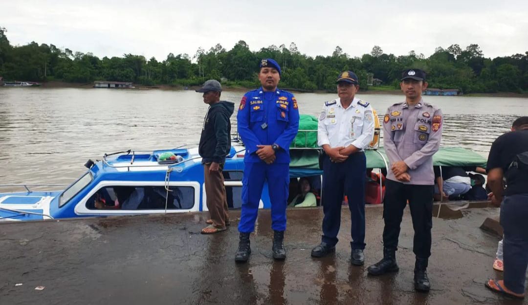 Sat Polairud Dan Personel Polsek Melak Bersama Dishub Laksanakan Pengecekan Kapal Yang Hendak Berangkat