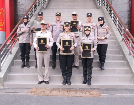 Kapolda Berikan Penghargaan kepada Personel Bid Humas Polda Sumsel, Apresiasi Kinerja dan Dedikasi yang Tinggi