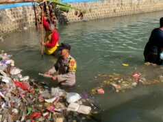 Peduli Lingkungan Polisi RW Polres Tuban Bersama Warga Bersihkan Sampah di Sungai