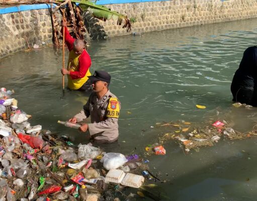 Peduli Lingkungan Polisi RW Polres Tuban Bersama Warga Bersihkan Sampah di Sungai