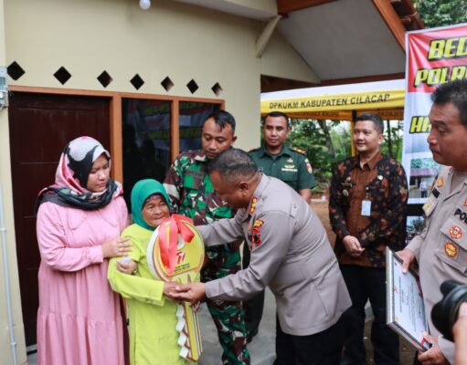 Menyambut Hari Bhayangkara ke-77, Polresta Cilacap Bedah Rumah Warga Panulisan