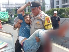 Sigap, Polisi Bantu Korban Lakalantas di Palmerah