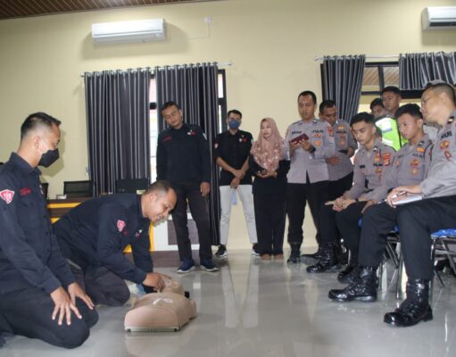 Puluhan Personel Polres Pringsewu Jalani Pelatihan Bantuan Hidup Dasar