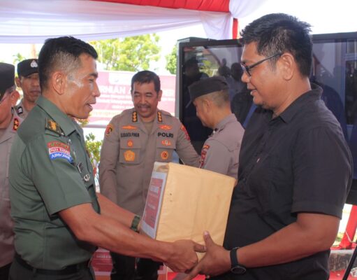 Sambut Hari Bhayangkara ke 77, Kapolda Sumbar Serahkan Bantuan Secara Simbolis kepada Perwakilan Wartawan