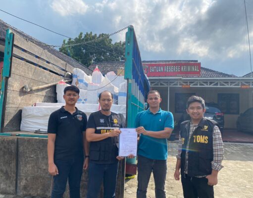 Polisi Serahkan Puluhan Ribu Rokok Illegal beserta Terduga Pemilik Barang kepada Bea Cukai di Bandar Lampung