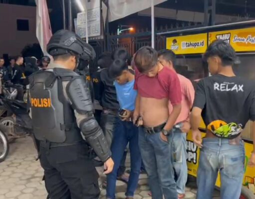 Tim Patroli Perintis Polres Pringsewu Menertibkan Kelompok Pemuda yang Nongkrong Hingga Larut Malam