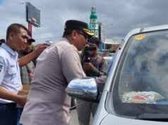 Aksi Simpatik Polisi Berbagi Air Mineral Kepada Pengendara yang Antri di Pelabuhan Ketapang Banyuwangi
