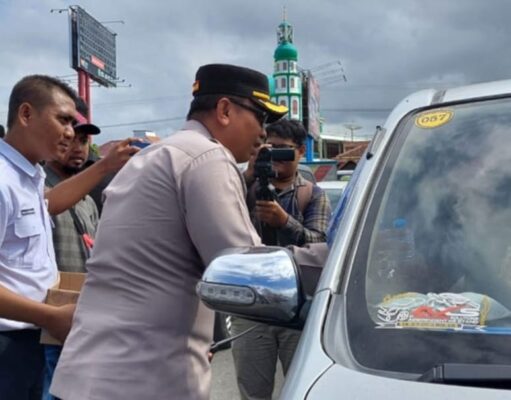 Aksi Simpatik Polisi Berbagi Air Mineral Kepada Pengendara yang Antri di Pelabuhan Ketapang Banyuwangi
