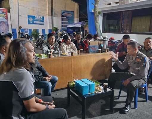 Polres Bondowoso Ngopi Bareng Dengan Klub Motor Sampaikan Himbauan Tertib Berlalulintas