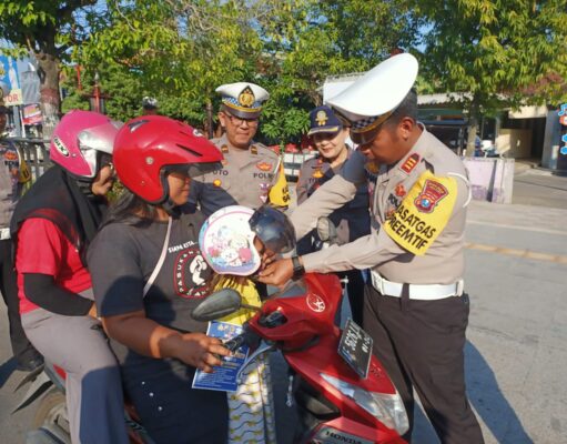 Operasi Patuh Semeru 2023 Polisi Berbagi Helm Gratis di Ngawi