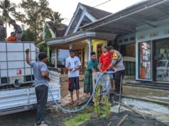 Polres Lumajang Distribusikan Air Bersih Bagi Warga Terdampak Banjir Lahar Dingin