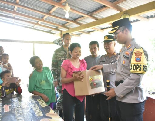 Polri Peduli, Polres Situbondo Salurkan Bantuan Untuk Warga Penderita Lumpuh
