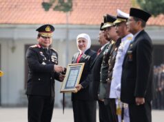 Hari Bhayangkara ke-77 Kapolda Jatim Beri Penghargaan Tan Hana Dharma Mangrwa Kepada Forkopimda Jawa Timur