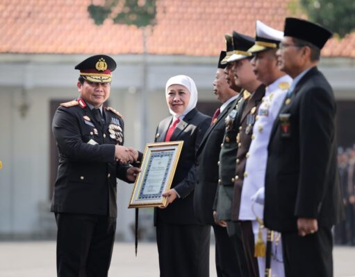 Hari Bhayangkara ke-77 Kapolda Jatim Beri Penghargaan Tan Hana Dharma Mangrwa Kepada Forkopimda Jawa Timur