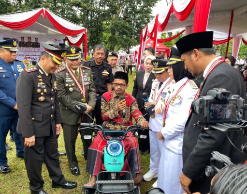 Hari Bhayangkara ke – 77 Polres Lumajang Beri Bantuan Motor Listrik Roda 3 Untuk Marbot Penyandang Disabilitas
