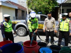 Polres Gresik Beri Bantuan Puluhan Ribu Liter Air Bersih Untuk Warga Setrohadi