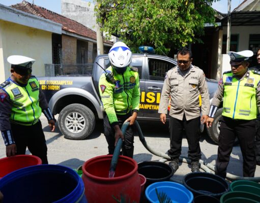 Polres Gresik Beri Bantuan Puluhan Ribu Liter Air Bersih Untuk Warga Setrohadi