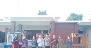 Hari Bhayangkara Ke 77, Polres Lamongan Berikan Bantuan Gerobak UMKM ke Pedagang Kecil