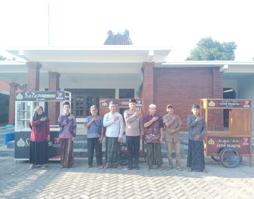 Hari Bhayangkara Ke 77, Polres Lamongan Berikan Bantuan Gerobak UMKM ke Pedagang Kecil