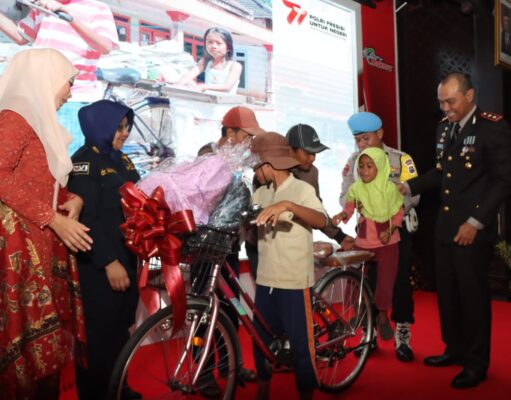 Hari Bhayangkara Ke-77, Kapolres Malang Berikan Bantuan Sepeda Untuk Kakak-Adik Pencari Rosokan