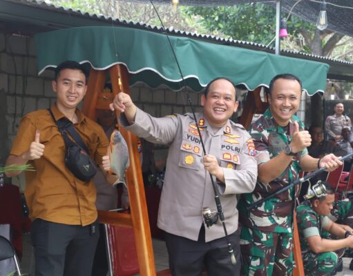 Sinergitas TNI-Polri, Kapolres Mojokerto Dan Dandim 0815 Tebar Ribuan Benih Ikan Nila