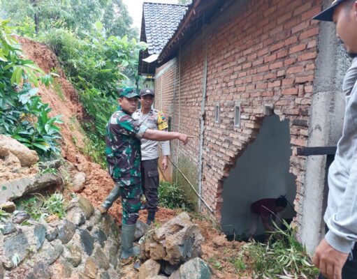 Kompak TNI – Polri Bersama Warga di Trenggalek Gotong Royong Bersihkan Material Tanah Longsor