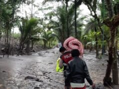 Polres Lumajang Terjunkan Personel Bantu Evakuasi Korban Bencana Banjir Lahar Dingin Gunung Semeru