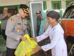 Polres Probolinggo Berikan Bansos Untuk Korban Kebakaran di Area TPI Paiton