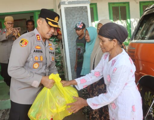 Polres Probolinggo Berikan Bansos Untuk Korban Kebakaran di Area TPI Paiton
