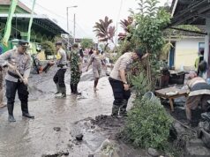 Sinergitas Polres Lumajang dan TNI Bantu Bersihkan Rumah Warga Terdampak Banjir di Desa Nguter