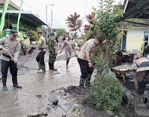 Sinergitas Polres Lumajang dan TNI Bantu Bersihkan Rumah Warga Terdampak Banjir di Desa Nguter