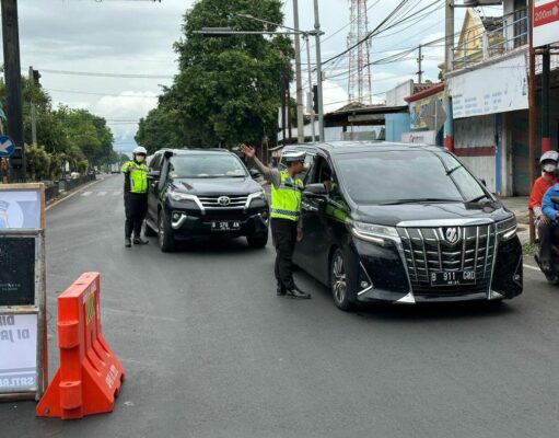 Bantu Urai Kepadatan di Pelabuhan Ketapang, Polres Situbondo Alihkan Kendaraan Menuju Banyuwangi Lewat Jalur Selatan