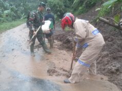 Gotong – royong Polisi dan TNI Bersama Warga Bersihkan Tebing Longsor di Banyuwangi