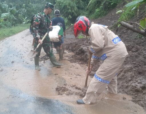 Gotong – royong Polisi dan TNI Bersama Warga Bersihkan Tebing Longsor di Banyuwangi