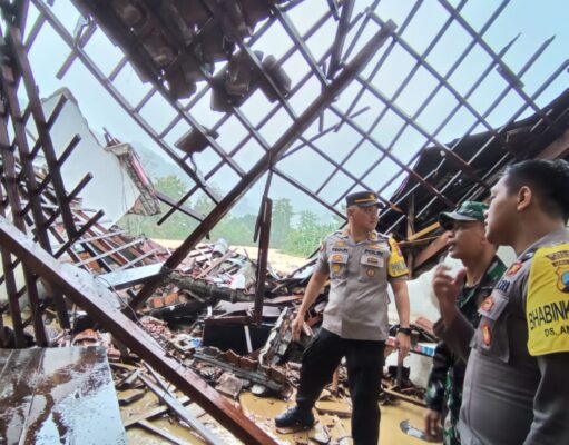 Tanggap Bencana, Polisi Bantu Evakuasi Korban Banjir dan Tanah Longsor di Malang