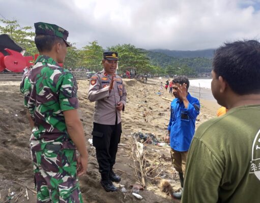 Polisi Pasang Tanda Batas Aman di Pantai Watulimo Trenggalek Antisipasi Gelombang Tinggi