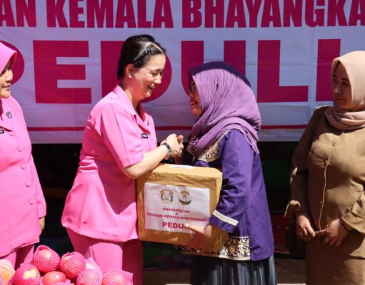 Polres Lumajang dan Bhayangkari Salurkan Bantuan Untuk Korban Banjir Semeru