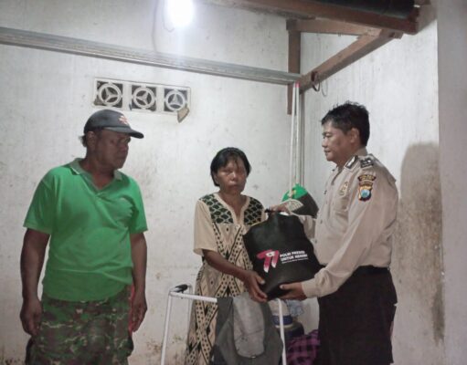 Polisi Salurkan Bantuan Sembako Kepada Korban Bencana Alam di Malang
