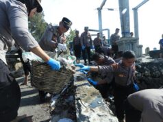 Polisi Peduli Lingkungan Polda Jatim Bersama Warga Bersihkan Sampah di Sepanjang Pantai Kenpark