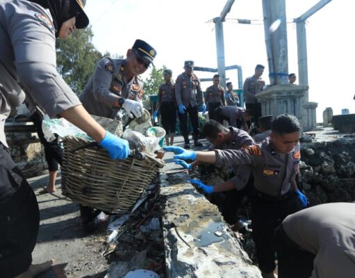 Polisi Peduli Lingkungan Polda Jatim Bersama Warga Bersihkan Sampah di Sepanjang Pantai Kenpark