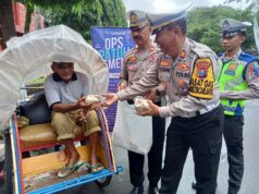 Kampanyekan Tertib Berlalu Lintas, Polisi Berbagi Sarapan Pagi Untuk Tukang Becak di Trenggalek