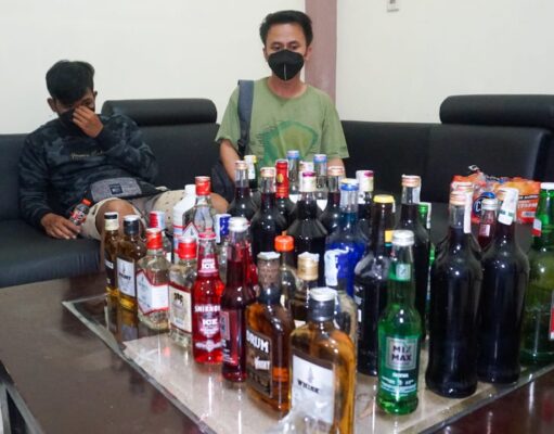 Personel Gabungan Polres Jombang Gelar Razia Miras di Bulan Suro Puluhan Botol Berhasil Diamankan