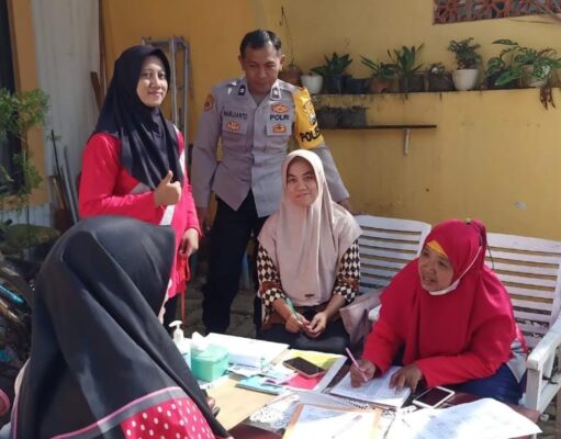 Polisi RW Polres Pasuruan Kota Dampingi Deteksi Dini Faktor Resiko PTM Warga Usia Produktif