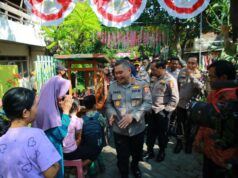 Kapolda Jatim Dampingi Kabaharkam Tinjau Polisi RW di Surabaya