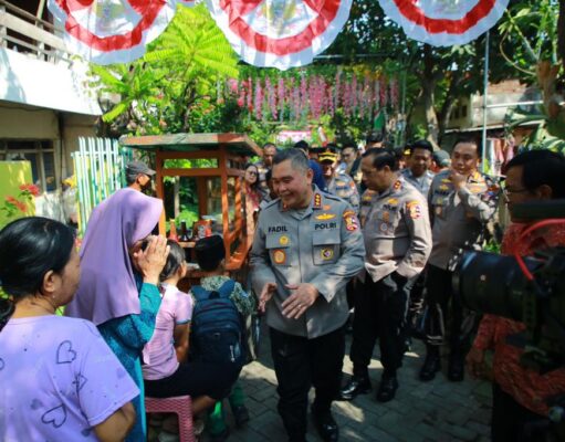 Kapolda Jatim Dampingi Kabaharkam Tinjau Polisi RW di Surabaya