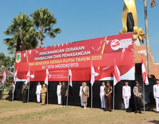 Peringati Hari Kemerdekaan ke-78, Forkopimda Kota Mojokerto Bagikan 7.800 bendera