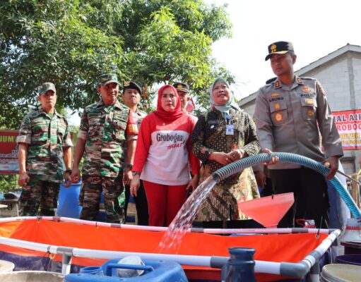 Polri Salurkan Bantuan Air Bersih Atasi Kekeringan di Grobogan
