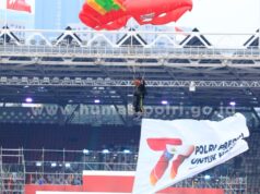 Atraksi Terjun Payung TNI-Polri Meriahkan HUT Bhayangkara ke 77